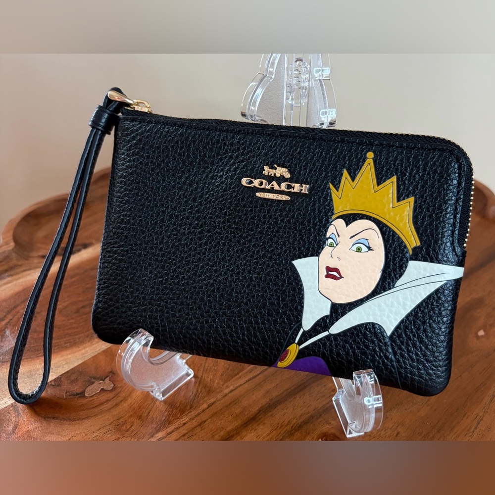 Disney x Coach Evil Queen Limited Edition Corner Zip Wristlet CC333 EUC - Picture 16 of 17